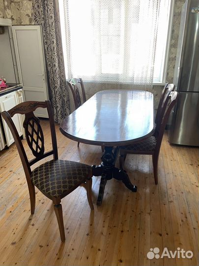 Стол и стулия