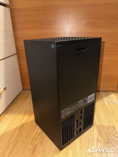Xbox series x 1 TB с 1 геймпадом