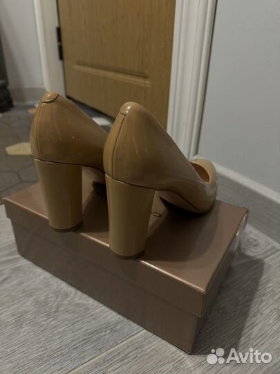 Бежевые туфли Carlo Pazolini