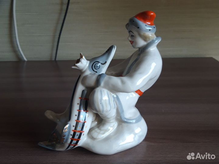 Фарфоровая статуэтка 