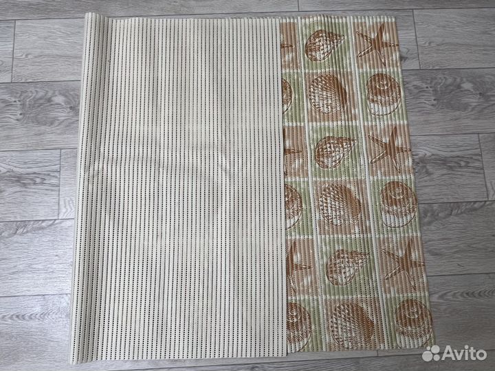 Противоскользящий коврик в ванную