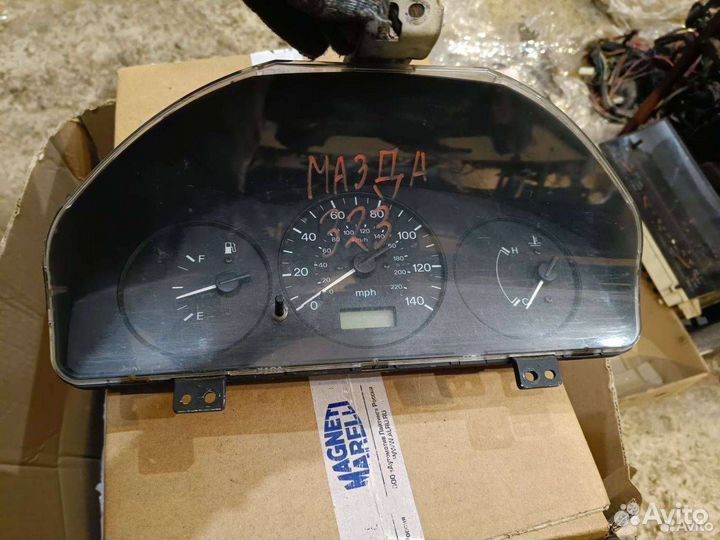 Панель приборов (щиток) Mazda 323