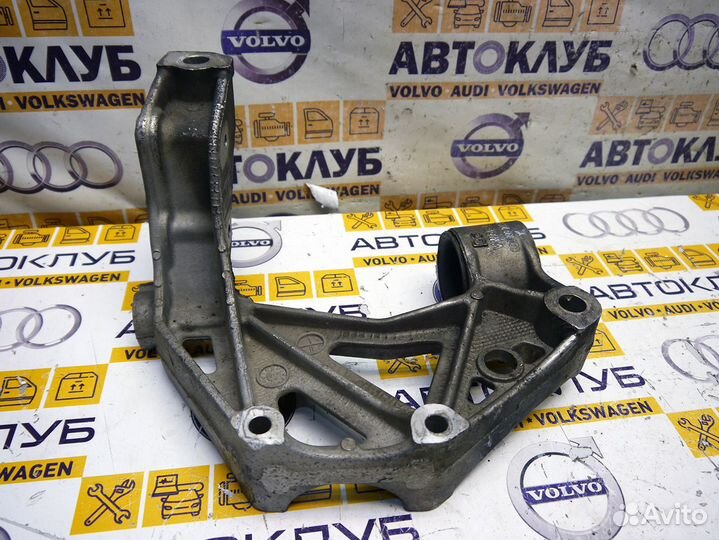 Кронштейн переднего подрамника правый VW Поло4