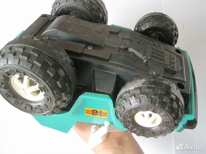 Советская инерционная машинка-джип Бархан