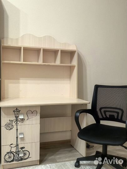 Письменный стол со стулом