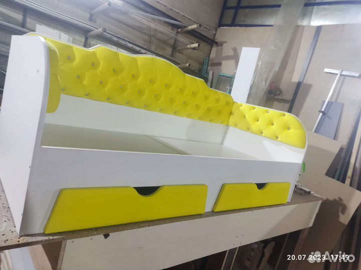 Детская кровать диван с каретной стяжкой