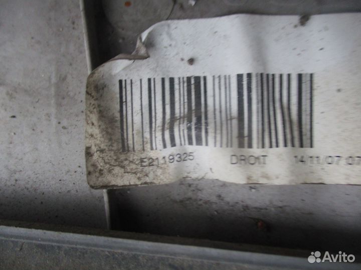 Обшивка двери правая Volvo 20584983