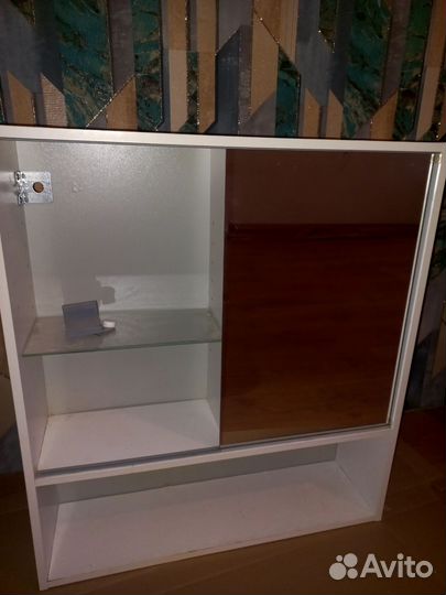 Навесной шкаф с зеркалом