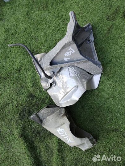 Кронштейн двигателя левый Audi A4 B7