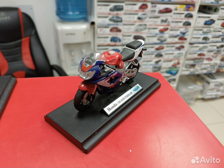 Honda CBR 900RR Fireblade 1:18 Welly