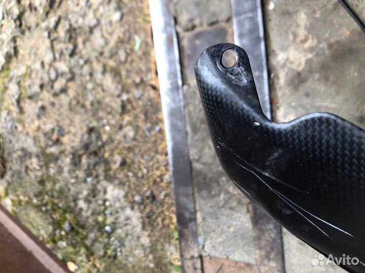 Ducati Panigale 1199 накладка на маятник карбон