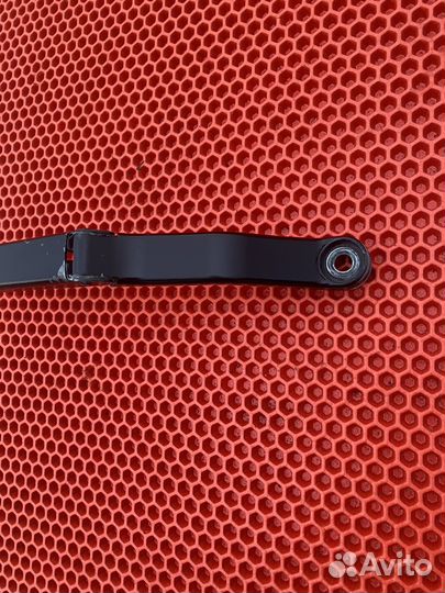 Правый поводок стеклоочистителя Mitsubishi Carisma