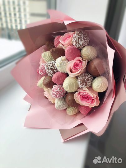 Букет из клубники в шоколаде с розами