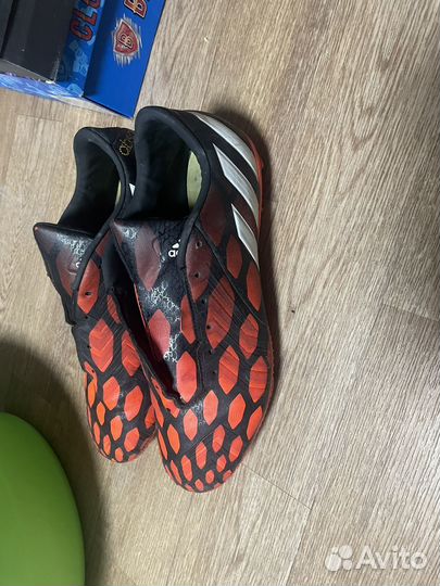 Футбольные бутсы adidas