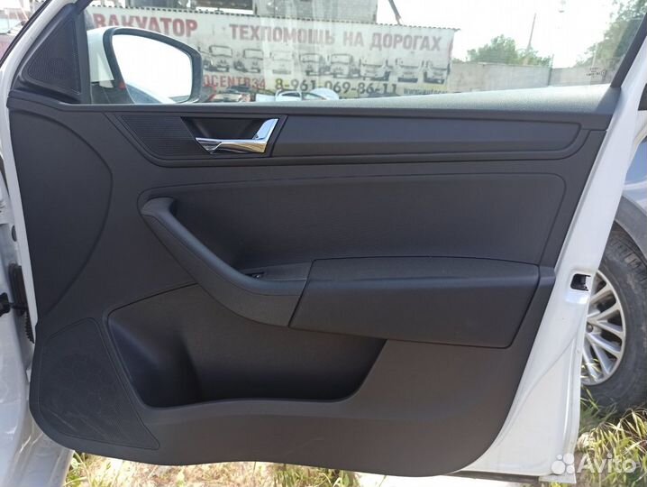 Обшивка двери. Шкода рапид 2 с 2020 года