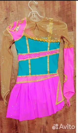 Платье для выступлений по фигурному катанию