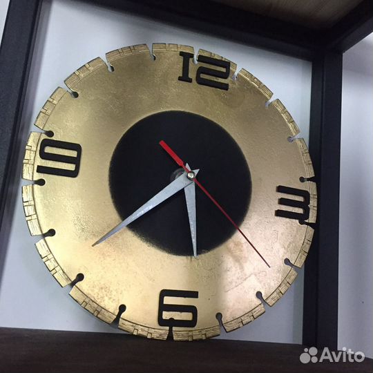 Часы. Голд в виде щита