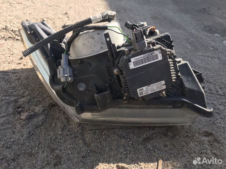 Фара левая ксенон Nissan Navara D40 2005-2010