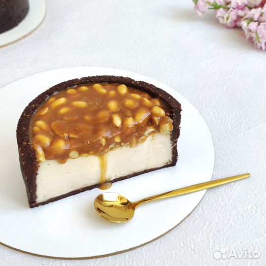 Торт-чизкейк Сникерс на День рождения в подарок