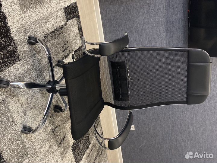 Компьютерное кресло и стол