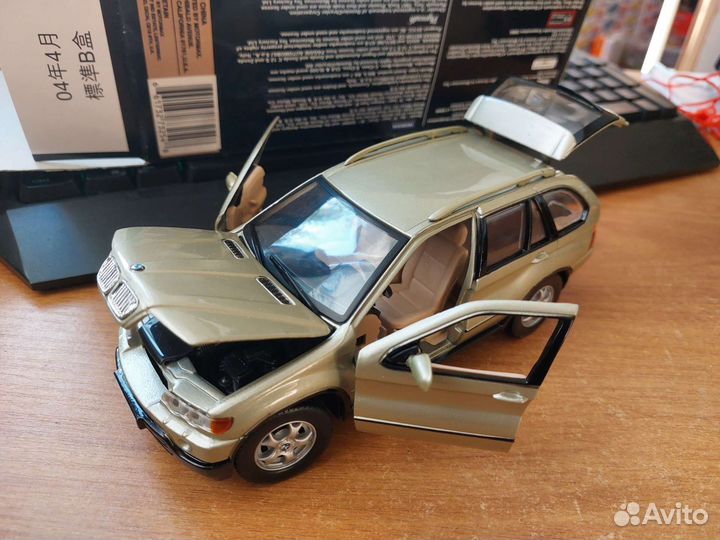 Коллекционная модель автомобиля BMW X5 1:24