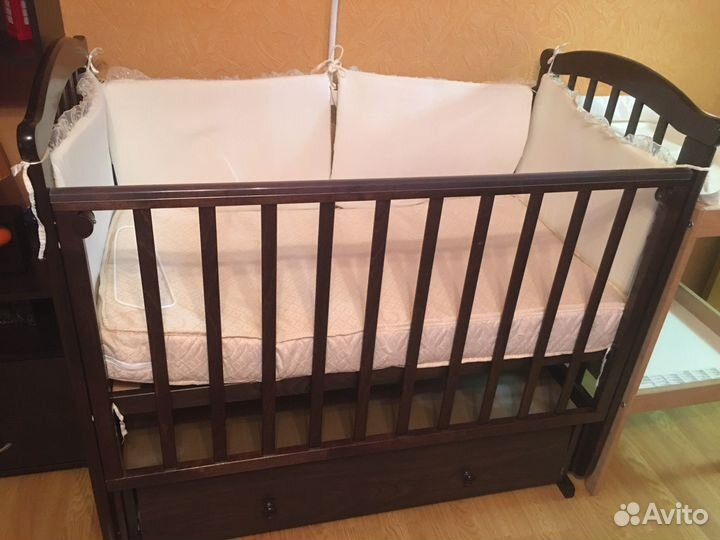 Детская кроватка с маятником