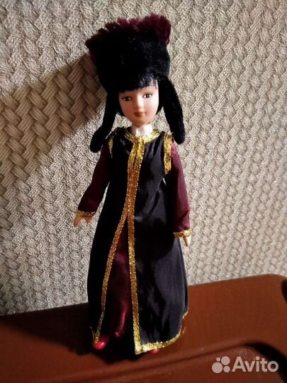 Фарфоровая кукла в национальном костюме