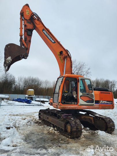 Гусеничный экскаватор