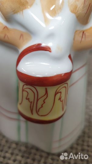 Фарфоровая статуэтка Барышня в кокошнике