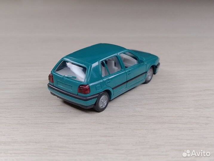 A26.2) Volkswagen Golf III (1997-2004) сине-зелены