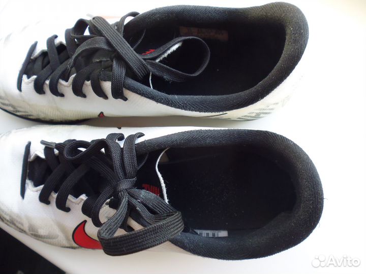 Футбольные детские кроссовки Nike для зала