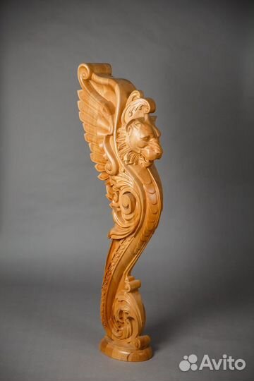 Резной столб для лестниц Грифон