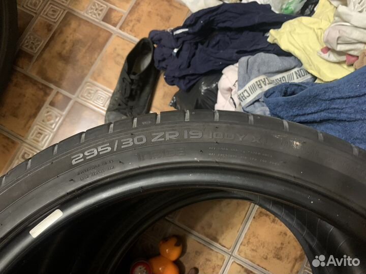 Nokian Tyres Hakka Black 255/35 R19 и 295/30 R19 100Y