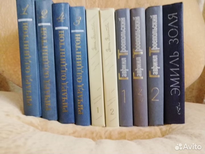 Книги разных жанров и сборники произведений