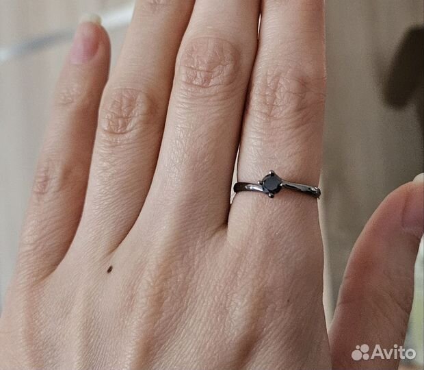 Кольцо белое золото с черным бриллиантом