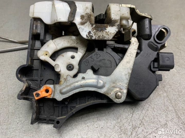 Замок двери передний правый Mitsubishi Lancer 9