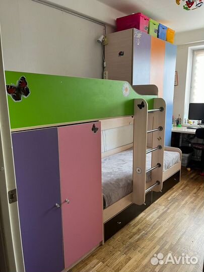 Двухъярусная кровать, комплект мебели в спальню