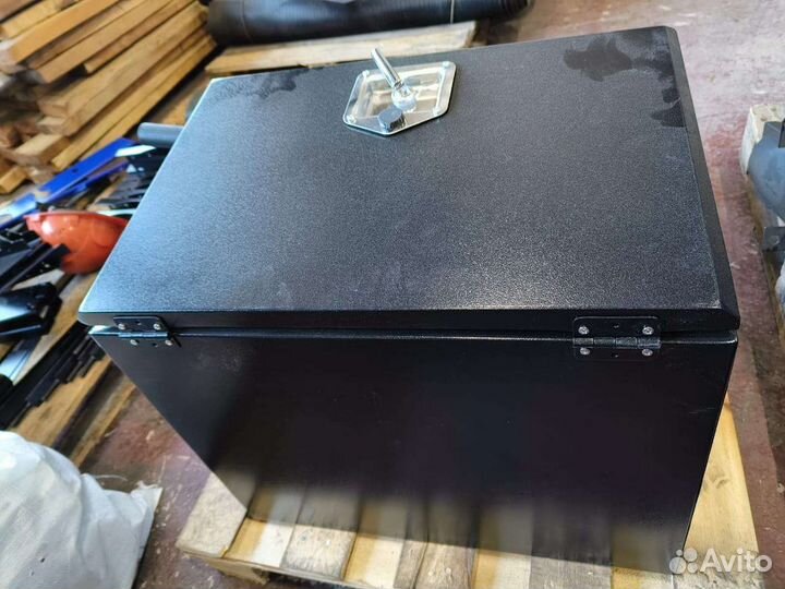 Металлический инструментальный ящик