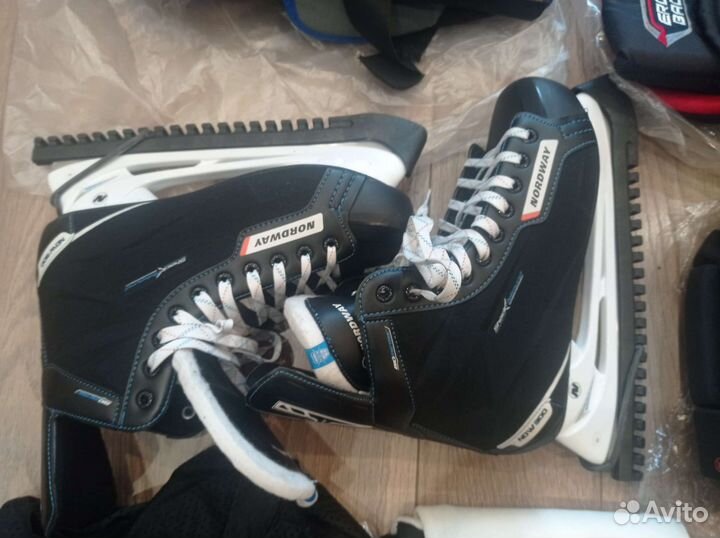 Хоккейная клюшка и коньки