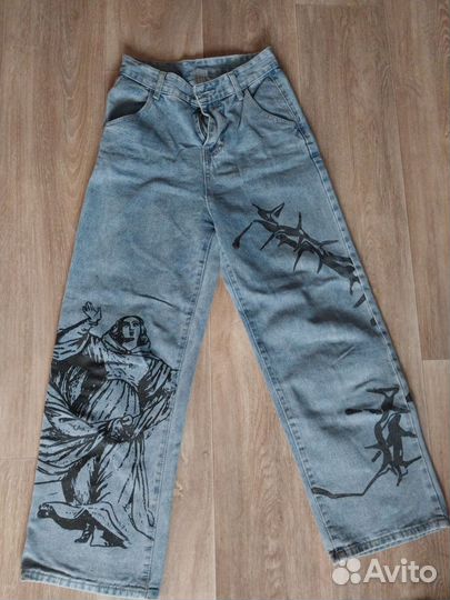 Джинсы с принтом