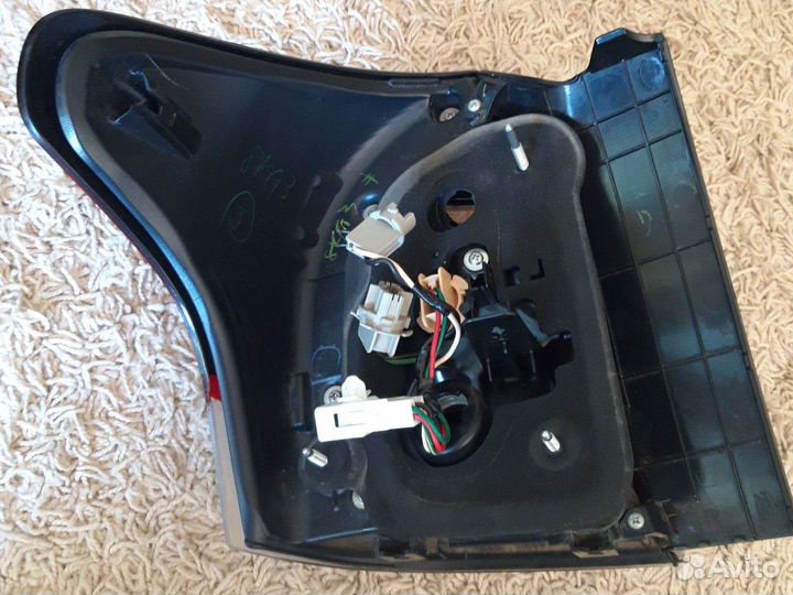 Фонарь задний правый на тойота корола филдер