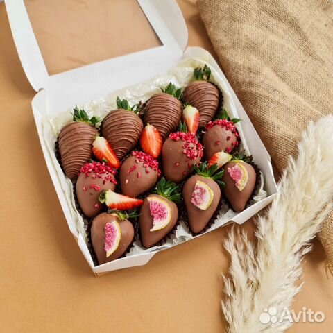 Клубника, бананы, финики в шоколаде набор