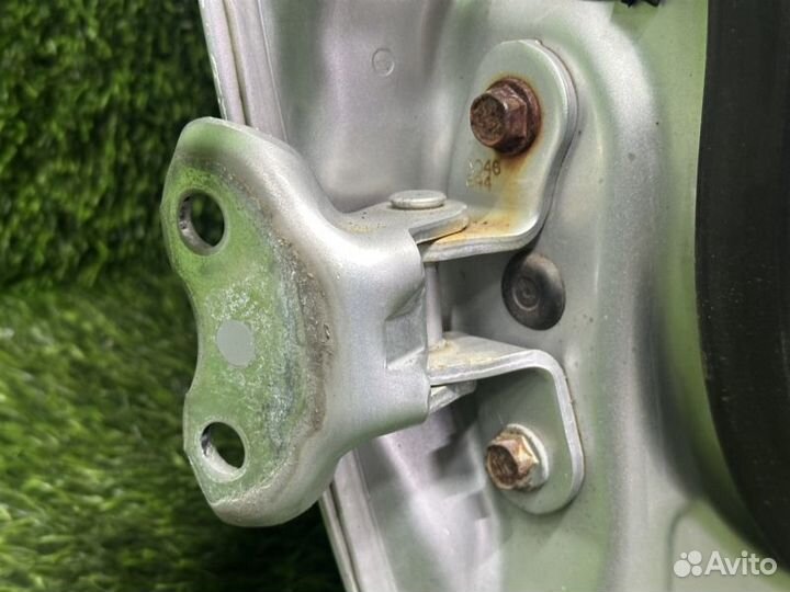 Петли двери передние правые Toyota Prius ZVW30
