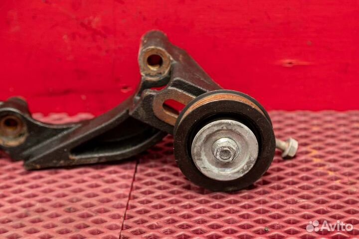 Кронштейн обводного ролика Toyota Land Cruiser 200