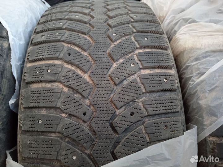 Bridgestone Blizzak Spike-01 235/45 R17 94