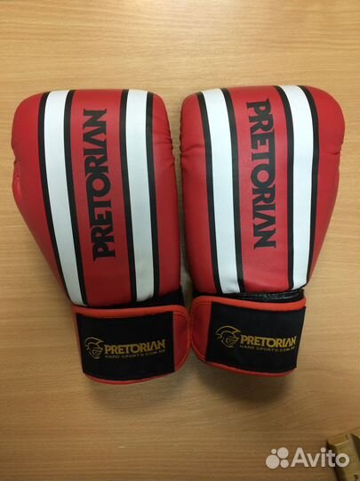 Перчатки боксерские Pretorian 10 oz + бинты