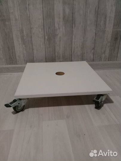 Подставка на колёсах