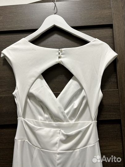 Платье белое со шлейфом, открытая спина