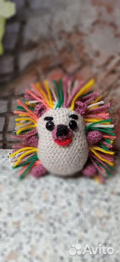 Вязанная игрушка ручной работы ежик