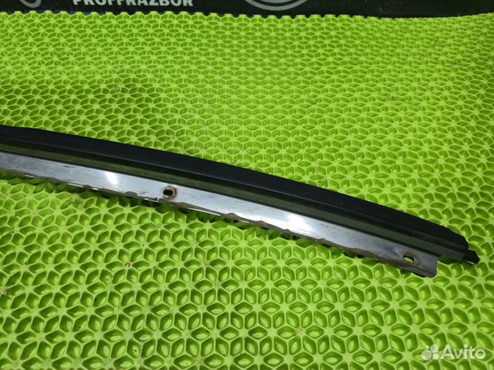 Молдинг лобового стекла правый Nissan Almera (N16)